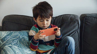 En manchettes: Jeux vidéo gratuits – Colorant rouge no 3 – Éclipse solaire partielle – Intimidation