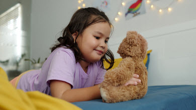 En manchettes: Jouets dotés d’IA – Sommeil et bébé malade – Émissions pour enfants et préjugés – Ressources