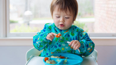 Apprendre à utiliser des ustensiles et à boire au verre