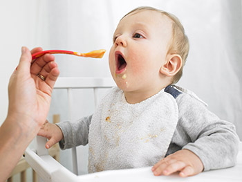 Bébé aime manger
