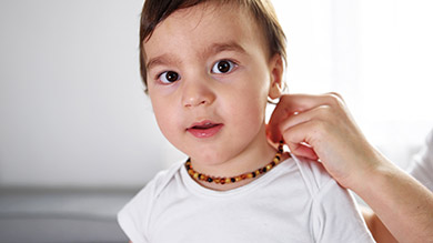 Dents: efficaces les colliers d'ambre et de noisetier?