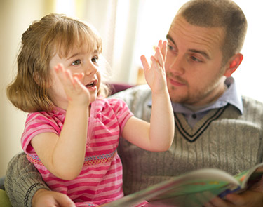 Devrais-je encourager mon enfant à «bien parler»?