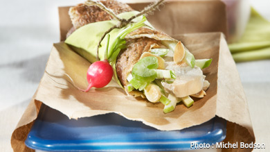 Crêpes de sarrasin garnies de salade de poulet aux pommes