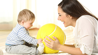 Des jeux simples pour aider bébé à parler