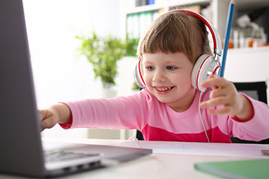 Se faire raconter une histoire en ligne ou par son parent: quels avantages?