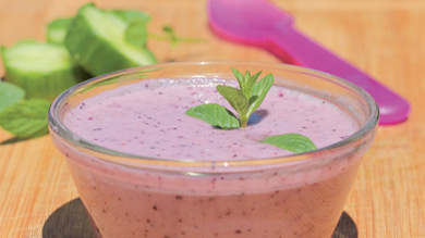 Soupe froide au concombre et aux bleuets