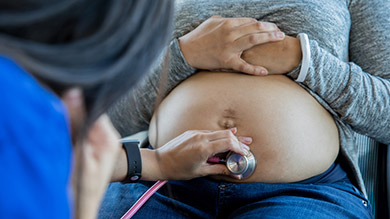 Les sages-femmes pourront prescrire davantage de médicaments