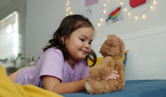 En manchettes: Jouets dotés d’IA – Sommeil et bébé malade – Émissions pour enfants et préjugés – Ressources
