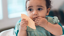 Collations du commerce pour bébés: qu'en penser?