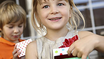 Votre enfant envie les cadeaux des autres?