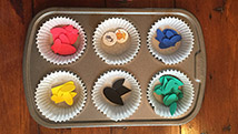 7 idées de jeux avec... un moule à muffins!